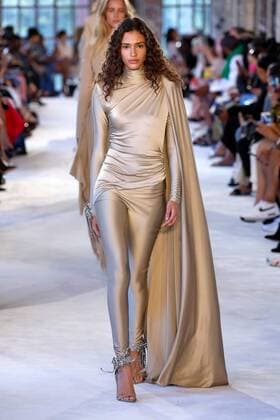 Entertainment Themen der Woche KW27 Entertainment Bilder des Tages (220705) -- PARIS, July 5, 2022 -- A model presents a creation from the Fall Winter 2022-2023 Haute Couture collection of Alexandre Vauthier during the Paris Fashion Week in Paris, France, on July 5, 2022. (Photo by Xinhua) FRANCE-PARIS-FASHION WEEK-ALEXANDRE VAUTHIER-HAUTE COUTURE PieroxBiasion 