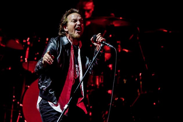Bilder des Jahres 2022, Entertainment 07 Juli Entertainment Themen der Woche KW27 Entertainment Bilder des Tages Pearl Jam live in Copenhagen, Denmark Copenhagen, Denmark. 05th, July 2022. The American grunge and rock band Pearl Jam performs a live concert at Royal Arena in Copenhagen. Here singer, songwriter and musician Eddie Vedder is seen live on stage. Copenhagen Denmark  Copyright: xGonzalesxPhoto LassexLagonix