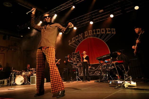 Leon Bridges bei einem Konzert im Huxleys Neue Welt in Berlin, 5. Juli 2022. Leon Bridges Konzert Berlin