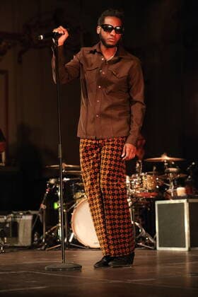 Leon Bridges bei einem Konzert im Huxleys Neue Welt in Berlin, 5. Juli 2022. Leon Bridges Konzert Berlin