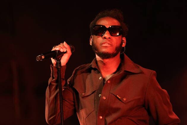 Leon Bridges bei einem Konzert im Huxleys Neue Welt in Berlin, 5. Juli 2022. Leon Bridges Konzert Berlin