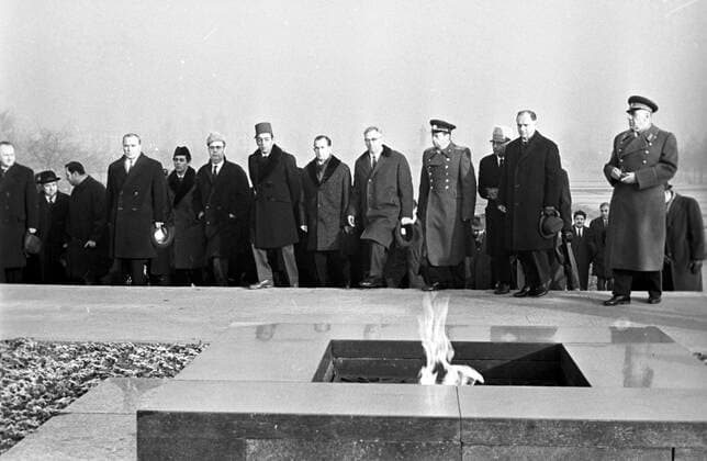 King Hassan II of Morocco 592766 26.10.1966 King Hassan II of Morocco and his entourage near Eternal Flame at Piskariovskoye Cemetery. Alexander Sputnik St. Petersburg Russia  Copyright: xAlexanderx