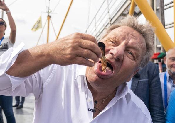 Bilder des Jahres 2022, News 07 Juli News Themen der Woche KW27 2022-07-06 11:44:04 YERSEKE - Mussels are fished on the Oosterschelde during the season start of the Zeeland bottom culture mussels. Jan Boskamp receives the first basket. ANP JEROEN JUMELET netherlands out - belgium out *** 2022 07 06 11 44 04 YERSEKE Mussels are fished on the Oosterschelde during the season start of the Zeeland bottom culture mussels Jan Boskamp receives the first basket ANP JEROEN JUMELET netherlands out belgium out  Copyright: xx x451397426x originalFilename: 451397426.jpg