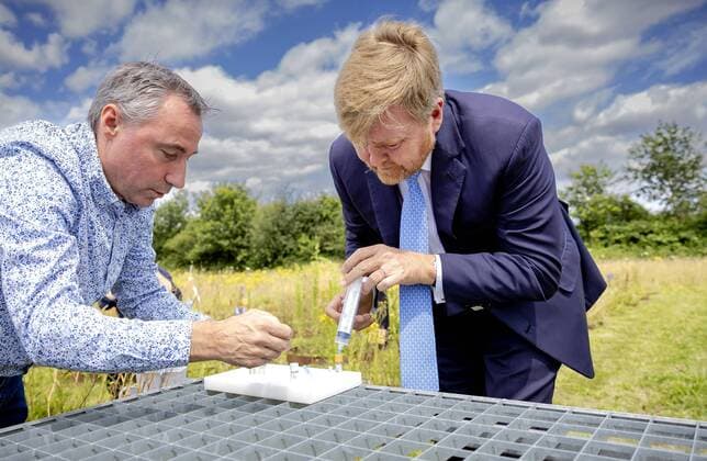 Entertainment Themen der Woche KW27 2022-07-06 14:41:27 WAGENINGEN - King Willem-Alexander is shown around the Calibration Center for the Soil, which provides insight into what makes a soil good soil and provides advice for sustainable soil improvements, during a visit to the Netherlands Institute of Ecology (NIOO-KNAW). Here it is investigated how living creatures on land and in freshwater interact with each other and with their environment. ANP ROBIN VAN LONKHUIJSEN netherlands out - belgium out *** 2022 07 06 14 41 27 WAGENINGEN King Willem Alexander is shown around the Calibration Center for the Soil, which provides insight into what makes a soil good soil and provides advice for sustainable soil improvements, during a visit to the Netherlands Institute of Ecology NIOO KN  Copyright: xx x451401096x originalFilename: 451401096.jpg