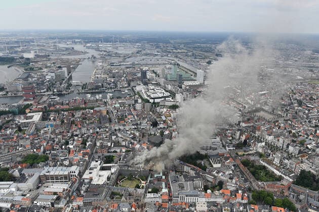 News Themen der Woche KW27 News Bilder des Tages ATTENTION EDITORS: MANDATORY CREDIT IRSNB KBIN RBINS This handout picture, distributed by the Royal Belgian Institute of Natural Sciences RBINS (IRSNB - KBIN- RBINS) on Wednesday 06 July 2022, shows an aerial view of the city center of Antwerp, as a fire is raging in buildings of the city campus of the UA University of Antwerp, in the Prinsstraat. The fire fighters are struggling to control the fire.  ROYALxBELGIANxINSTITUTExOFxNATURALxSCIENCESxHANDOUT 37070741