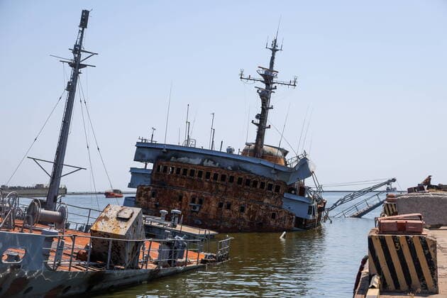 News Themen der Woche KW27 DONETSK REGION, UKRAINE - JULY 6, 2022: The sunken Donbass ship is pictured at the Port of Mariupol. The Russian Armed Forces are carrying out a special military operation in Ukraine in response to requests from the leaders of the Donetsk People s Republic and Lugansk People s Republic for help. Yegor Aleyev TASS  TS1392EC