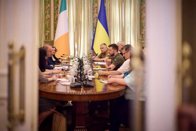 News Themen der Woche KW27 News Bilder des Tages July 6, 2022, Kyiv, Ukraine: Ukrainian President Volodymyr Zelenskyy, right, hosts a bilateral meeting with the Irish Prime Minister Micheal Martin, at the Presidential Administration Building, July 6, 2022 in Kyiv, Ukraine. Kyiv Ukraine - ZUMAp138 20220706_zaa_p138_036 Copyright: xUkrainexPresidency UkrainianxPrex