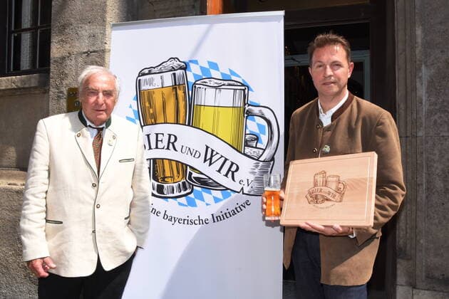 Bilder des Jahres 2022, Entertainment 07 Juli Entertainment Themen der Woche KW27 Prof Horst Wurm Praesident Armin Gastl GF.Vorstand Muenchen 06.07.2022 Empfang in Schuhbecks Platzl-Der Verein Bier und Wir feiert die Antragssellung zum Immaterialen Weltkulturerbe der UNSECO fuer das Bierlan Bayern Muenchen *** Prof Horst Wurm President Armin Gastl GF Board of Directors Munich 06 07 2022 Reception in Schuhbecks Platzl The Association Beer and We celebrates the application for UNSECO Intangible World Heritage Site for the Bavarian Beer Country Munich