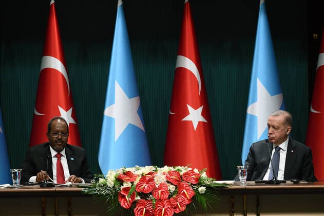 News Themen der Woche KW27 News Bilder des Tages (220706) -- ANKARA, July 6, 2022 -- Turkish President Recep Tayyip Erdogan (R) and President of Somalia Hassan Sheikh Mohamud attend a joint press conference in Ankara, Turkey, on July 6, 2022. Turkish President Recep Erdogan met on Wednesday with his visiting Somalian counterpart Hassan Sheikh Mohamud in the capital Ankara to discuss regional security and humanitarian aid to the African country. (Photo by Xinhua) TURKEY-ANKARA-SOMALIA-PRESIDENT-VISIT MustafaxKaya 