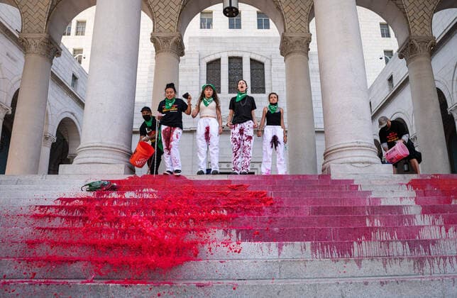News Themen der Woche KW27 News Bilder des Tages July 6, 2022, Los Angeles, California, United States: Pro-Choice activists handcuffed to each other, pour paint symbolizing blood and chain themselves to the columns of City Hall in Downtown Los Angeles to protest the loss of nation wide reproductive rights. Los Angeles United States - ZUMAn305 20220706_znp_n305_001 Copyright: xRaquelxNatalicchiox