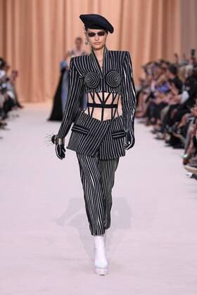 Bilder des Jahres 2022, Entertainment 07 Juli Entertainment Themen der Woche KW27 Entertainment Bilder des Tages (220706) -- PARIS, July 6, 2022 -- A model presents a creation from the Fall Winter 2022-2023 Haute Couture collection of Jean Paul Gaultier during the Paris Fashion Week, in Paris, France, on July 6, 2022. (Photo by Xinhua) FRANCE-PARIS-FASHION WEEK-JEAN PAUL GAULTIER-HAUTE COUTURE PieroxBiasion 