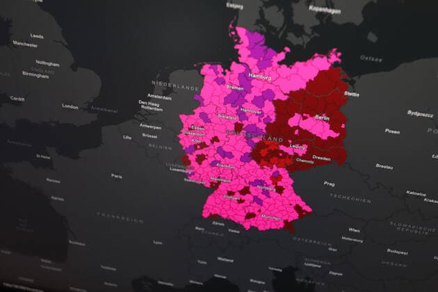 Dashboard des RKI, die 7-Tage-Inzidenz liegt nun bei 690,6 7-Tage-Inzidenz, Dashboard des RKI auf einem Monitor am 07.07.2022 in Siegen Deutschland.