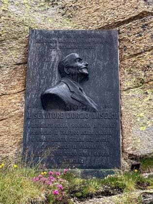 Gedenktafel auf Kuppe von Passstraße Colle del Nivolet in Alpen für Senator Giorgio Ermanno Anselmi, erster Präsident von erster italienischer Nationalpark Parco Nazionale Gran Paradiso, Col du Nivolet, Piemont, Italien, Europa *** Commemorative plaque at Kuppe from Pass road Colle Del Nivolet in Alps for Senator Giorgio Ermanno anselmi, first President from first Italian National Park Parco Nazionale Gran paradise, COL you nivolet, Piedmont, Italy, Europe Copyright: imageBROKER FrankxSchneider iblfrs08346340.jpg