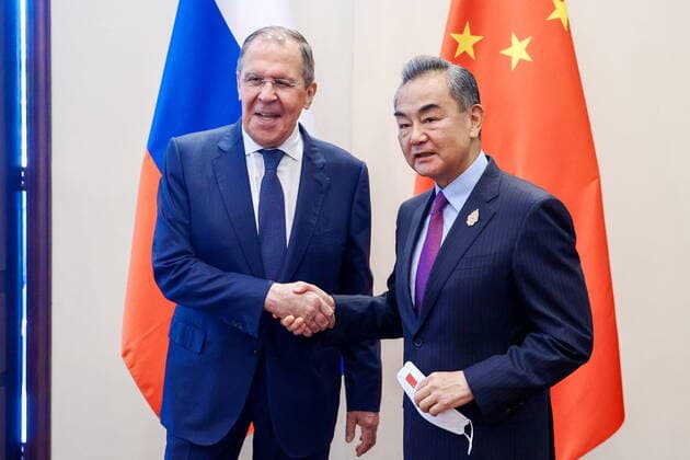 Bilder des Jahres 2022, News 07 Juli News Themen der Woche KW27 News Bilder des Tages BALI, INDONESIA - JULY 7, 2022: Russia s Foreign Minister Sergei Lavrov (L) and his Chinese counterpart Wang Yi shake hands during a bilateral meeting on the sidelines of the G20 Foreign Ministers Meeting. Russian Foreign Ministry TASS  TS139366