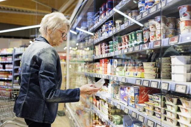 Aelter Frau kauft im Supermakt ein. Radevormwald Deutschland *** Old woman shopping in supermarket Radevormwald Germany Copyright: xUtexGrabowsky photothek.dex