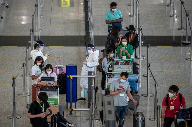 Coronavirus in China, Reisende am Flughafen in Hongkong Hong Kong Suspends Covid-19 Flight Bans Travellers waiting in line for shuttle bus to quarantine hotels inside Hong Kong International Airport on July 7, 2022 in Hong Kong, China. The Hong Kong Government announce that it will suspend the Covid-19 flight ban mechanism which ban flights carrying more than 5 Covid-19 positive passengers to fly to the city for five days. Hong Kong Hong Kong  Copyright: xVernonxYuenx originalFilename: yuen-hongkong220707_npcvA.jpg