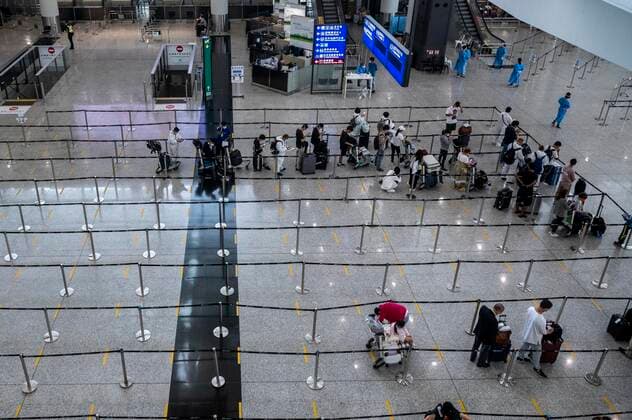 Coronavirus in China, Reisende am Flughafen in Hongkong Hong Kong Suspends Covid-19 Flight Bans Travellers waiting in line for shuttle bus to quarantine hotels inside Hong Kong International Airport on July 7, 2022 in Hong Kong, China. The Hong Kong Government announce that it will suspend the Covid-19 flight ban mechanism which ban flights carrying more than 5 Covid-19 positive passengers to fly to the city for five days. Hong Kong Hong Kong  Copyright: xVernonxYuenx originalFilename: yuen-hongkong220707_np70A.jpg