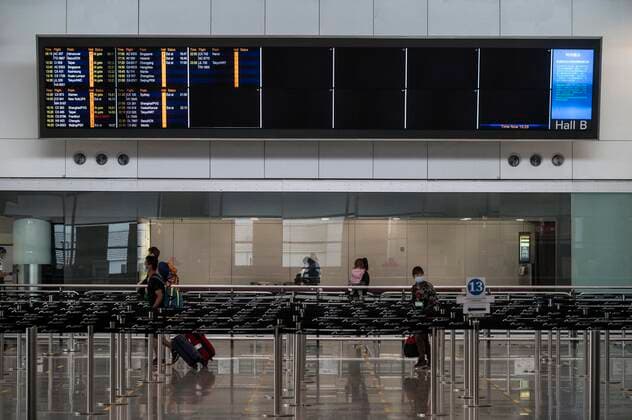 Coronavirus in China, Reisende am Flughafen in Hongkong Hong Kong Suspends Covid-19 Flight Bans Travellers walk pass a flight arrival display board inside Hong Kong International Airport on July 7, 2022 in Hong Kong, China. The Hong Kong Government announce that it will suspend the Covid-19 flight ban mechanism which ban flights carrying more than 5 Covid-19 positive passengers to fly to the city for five days. Hong Kong Hong Kong  Copyright: xVernonxYuenx originalFilename: yuen-hongkong220707_npCna.jpg