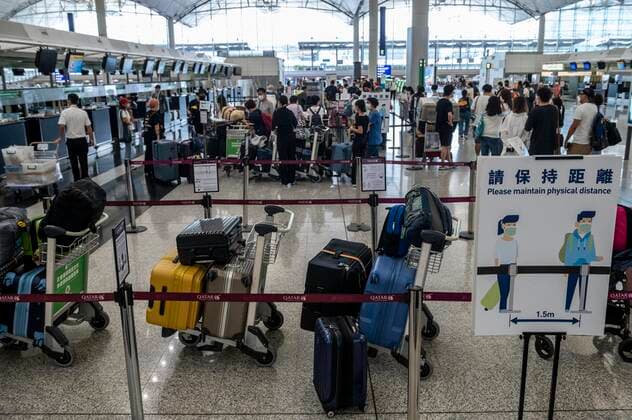 Coronavirus in China, Reisende am Flughafen in Hongkong Hong Kong Suspends Covid-19 Flight Bans Luggage lining up at a check in counter inside Hong Kong International Airport on July 7, 2022 in Hong Kong, China. The Hong Kong Government announce that it will suspend the Covid-19 flight ban mechanism which ban flights carrying more than 5 Covid-19 positive passengers to fly to the city for five days. Hong Kong Hong Kong  Copyright: xVernonxYuenx originalFilename: yuen-hongkong220707_npQmI.jpg