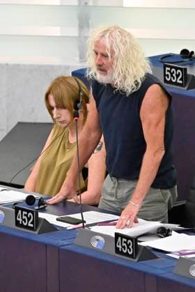 Mick Wallace bei einer Plenartagung zu der Entscheidung des Obersten Gerichtshofs der USA, das Recht auf Abtreibung in den Vereinigten Staaten zu kippen und die Notwendigkeit des Schutzes des Rechts auf Abtreibung und der Gesundheit von Frauen in der EU im Plenarsaal des Europäischen Parlaments. Straßburg, 04.07.2022 *** Mick Wallace at a plenary session on the U.S. Supreme Courts decision to overturn the right to abortion in the United States and the need to protect the right to abortion and womens health in the EU in the plenary hall of the European Parliament Strasbourg, 04 07 2022 Foto:xD.xAnoraganingrumx xFuturexImage