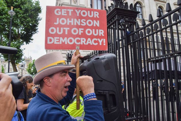 Bilder des Jahres 2022, News 07 Juli News Themen der Woche KW27 July 7, 2022, London, England, United Kingdom: Anti-Brexit activist STEVE BRAY celebrates outside Downing Street as Boris Johnson announces his resignation. London United Kingdom - ZUMAv130 20220707_zip_v130_010 Copyright: xVukxValcicx