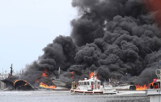 Bilder des Jahres 2022, News 07 Juli News Themen der Woche KW27 News Bilder des Tages (220707) -- JEJU, July 7, 2022 -- Smoke rises from burning fishing boats at a port in Jeju, South Korea, July 7, 2022. Three people were injured and two others missing at a fire of three fishing boats in South Korea s southern resort island of Jeju, Yonhap news agency reported Thursday. ( Handout via Xinhua) SOUTH KOREA-JEJU-FISHING BOATS-FIRE NEWSIS 