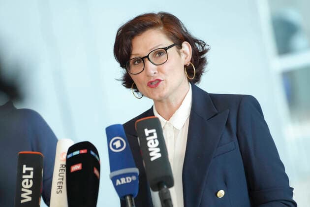 Statement von Lisa Paus und Ferda Ataman Aktuell, 07.07.2022, Berlin, Ferda Ataman im Portrait bei ihrem Statement nach der Wahl im Bundestag zur neuen Bundesbeauftragten fuer Antidiskreminierung der Bundesregierung *** Statement of Lisa Paus and Ferda Ataman Current, 07 07 2022, Berlin, Ferda Ataman in the portrait with her statement after the election in the Bundestag to the new Federal Commissioner for anti-discrimination of the Federal Government