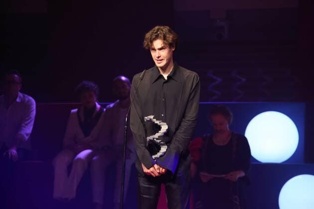 Entertainment Bilder des Tages 30.06.2022, Grafenegg NÖ, Österreichischer Filmpreis 2022, Verleihungsgala d. Akademie des Österreichischen Films im Bild: Thomas Prenn, -mit d Award, -a d Bühne, Österreichischer Filmpreis 2022