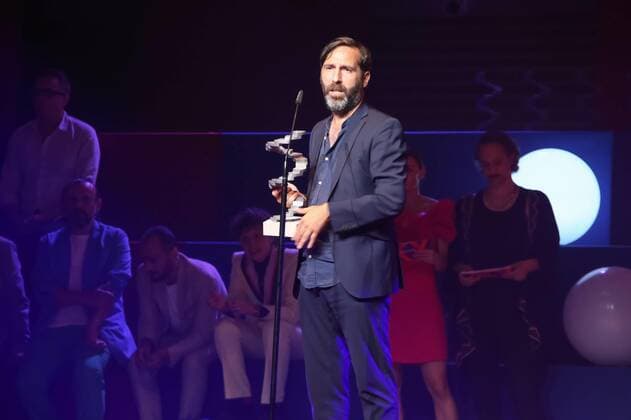 30.06.2022, Grafenegg NÖ, Österreichischer Filmpreis 2022, Verleihungsgala d. Akademie des Österreichischen Films im Bild: Karwan Marouf, -mit d Award, -a d Bühne, Österreichischer Filmpreis 2022
