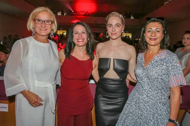 30.06.2022, Grafenegg NÖ, Österreichischer Filmpreis 2022, Verleihungsgala d. Akademie des Österreichischen Films im Bild: Landeshauptfrau Johanna Mikl-Leitner, Katharina Albrecht-Stadler, Verena Altenberger, StR Veronica Kaup-Hasler, Österreichischer Filmpreis 2022