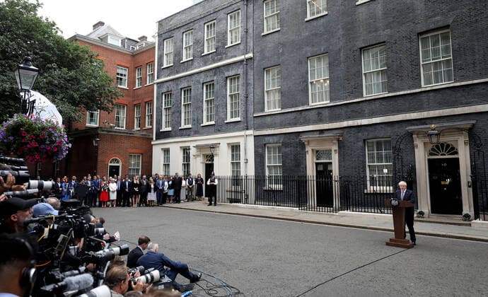 Bilder des Jahres 2022, News 07 Juli News Themen der Woche KW27 News Bilder des Tages (220707) -- LONDON, July 7, 2022 -- British Prime Minister Boris Johnson makes a statement in front of 10 Downing Street in London, Britain, July 7, 2022. Boris Johnson resigned as British prime minister and the leader of the Conservative Party in a statement to the country on Thursday. He said he will continue to serve as prime minister until a new Tory leader is chosen. ) BRITAIN-PM-BORIS JOHNSON-RESIGN LixYing 