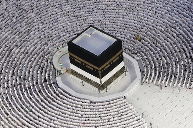 Bilder des Jahres 2022, News 07 Juli News Themen der Woche KW27 News Bilder des Tages July 6, 2022, Mecca, Mecca, Saudi Arabia: Muslim worshippers are seen pray around the Kaaba at the Grand Mosque from the Abraj Al-Bait Towers also known as the Mecca Royal Hotel Clock Tower, in Saudi Arabia s holy city of Mecca, on July 6, 2022. One million people, including 850,000 from abroad, are allowed to participate in this year s hajj -- a key pillar of Islam that all able-bodied Muslims with the means are required to perform at least once -- after two years of drastically curtailed numbers due to the coronavirus pandemic Mecca Saudi Arabia - ZUMAap3_ 20220706_zaf_ap3_204 Copyright: xAshrafxAmrax