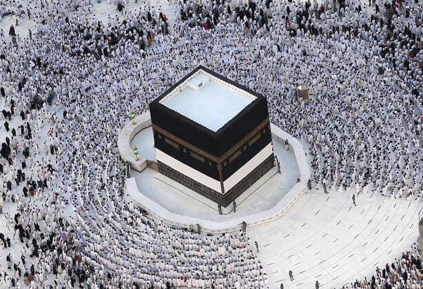 IMAGO Nature: Unsere Erde, Umweltprobleme, Überbevölkerung July 6, 2022, Mecca, Mecca, Saudi Arabia: Muslim worshippers are seen pray around the Kaaba at the Grand Mosque from the Abraj Al-Bait Towers also known as the Mecca Royal Hotel Clock Tower, in Saudi Arabia s holy city of Mecca, on July 6, 2022. One million people, including 850,000 from abroad, are allowed to participate in this year s hajj -- a key pillar of Islam that all able-bodied Muslims with the means are required to perform at least once -- after two years of drastically curtailed numbers due to the coronavirus pandemic Mecca Saudi Arabia - ZUMAap3_ 20220706_zaf_ap3_217 Copyright: xAshrafxAmrax