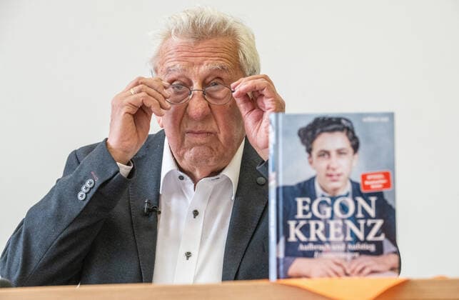 News Themen der Woche KW27 News Bilder des Tages Egon Krenz, letzter SED-Generalsekretär, stellt Band I seiner Autobiografie vor, Berlin, 07.07.2022 Deutschland, 07.07.2022, Berlin, Friedrichshain, Egon Krenz, geb. 1937, letzter Generalsekretär der SED, stellt den ersten Teil seiner auf drei Bände angelegten Autobiografie vor, Titel Aufbruch und Aufstieg, edition ost, Eulenspiegel Verlagsgruppe, Lesung aus seinem Buch, Münzenbergsaal, *** Egon Krenz, last SED General Secretary, presents Volume I of his autobiography, Berlin, 07 07 2022 Germany, 07 07 2022, Berlin, Friedrichshain, Egon Krenz, born 1937, last General Secretary of the SED, presents the first part of his autobiography planned for three volumes, title Aufbruch und Aufstieg, edition ost, Eulenspiegel publishing group, readi