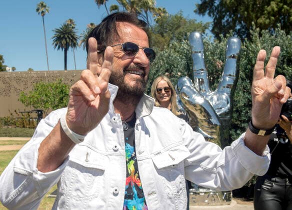 July 07, 2022 - Beverly Hills, California, USA - RINGO STARR celebrates his 82nd birthday with his Annual Peace & Love Birthday Celebration, this year held at Beverly Hills Garden Park. Beverly Hills USA - ZUMAce6_ 20220707_zaf_ce6_008 Copyright: xBrianxCahnx