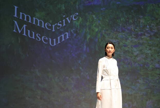 Bilder des Jahres 2022, Entertainment 07 Juli Entertainment Themen der Woche KW27 Entertainment Bilder des Tages July 7, 2022, Tokyo, Japan - Japanese actress Anne Watanabe, daughter of Ken Watanabe attends a press preview of digital arts exhibition Immersive Museum which will be held from July 8 through October 29 in Tokyo on Thursday, July 7, 2022. Journalists admire 70 masterpieces of Impressionist painters in the 19th Century are projected on the 6m-tall large walls with digital effects of 30-minute contents of the Immersive museum event.  , aflo_192925413.jpg,