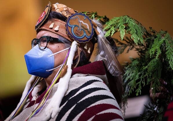 Bilder des Jahres 2022, News 07 Juli News Themen der Woche KW27 News Bilder des Tages July 7, 2022, VANCOUVER, BC, CANADA: Assembly of First Nations National Chief RoseAnne Archibald is brushed with cedar branches during a brushing ceremony at the conclusion of the AFN annual general meeting, in Vancouver, on Thursday, July 7, 2022. VANCOUVER CANADA  - ZUMAc35_ 20220707_zaf_c35_065 Copyright: xDarrylxDyckx