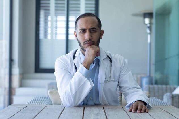 IMAGO Creative: Lokalhelden - Gesundheits- und Rettungskräfte Portrait of caucasian male doctor looking at the camera and rubbing his chin Portrait of caucasian male doctor looking at the camera and rubbing his chin. professional medical worker wearing stethoscope and lab coat., model released, , property released, Cape Town, South Africa, 04.12.2020, 1407033.jpg, people,portrait,caucasian male,male doctor,looking camera,rubbing,chin,professional,medical worker,wearing,stethoscope,lab coat,doctor,doctor portrait,young,mandoctor,physician,person,clinic,doctor office,hospital,adult,face,practitioner,specialist,attractive,nurse,occupation,uniform,healthcare,job,medical,caucasian,male,looking,camera,worker,lab,coat Mid Adult,Man,Male,Asian