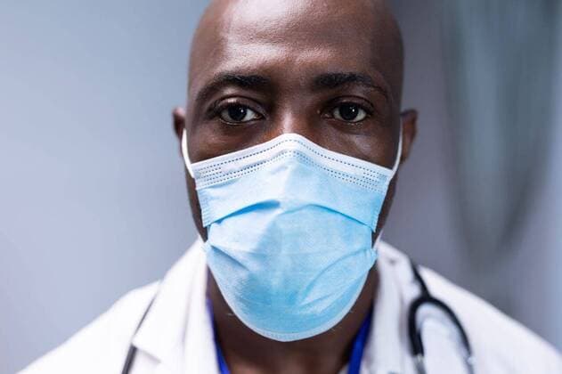 IMAGO Creative: Lokalhelden - Gesundheits- und Rettungskräfte Portrait of african american male doctor in hospital wearing face mask Portrait of african american male doctor in hospital wearing face mask. medical professional at work during coronavirus covid 19 pandemic., model released, , property released, Cape Town, South Africa, 10.04.2021, 1430580.jpg, people,frontline worker,healthcare worker,portrait,african american,male doctor,hospital,wearing,face mask,medical,professional work,coronavirus,covid,pandemic,epidemic,virus,infection,quarantine,corona,disease,medicine,flu,doctor,outbreak,illness,healthcare,mask,prevention,clinic,ncov,health,care,protection,influenza,african,american,male,face,professional,work Mature Adult,Man,Male,Black