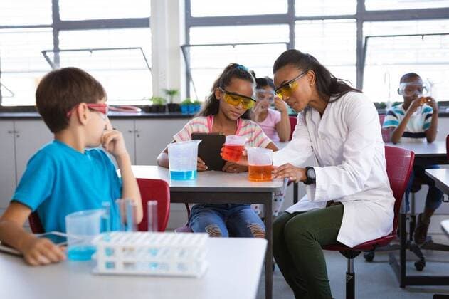 IMAGO Creative: Bildung, Wissenschaftserziehung African american female teacher teaching chemistry to a girl during science class at laboratory African american female teacher teaching chemistry to a girl during science class at laboratory. school and education concept, model released, , property released, Cape Town, South Africa, 17.04.2021, 1444585.jpg, people,african american,female,teacher teaching,chemistry,girl,science,class,laboratory,school education,elementary school,education concept,lab,research,scientific,experiment,chemical,biology,test,scientist,biotechnology,medicine,medical,microbiology,tube,chemist,analysis,biochemistry,pharmaceutical,pharmacy,microscope,classroom,african,american,teacher,teaching,school,education,concept Child,Boy,Male,Black,Girl,Female,Mixed-Race,Cauc