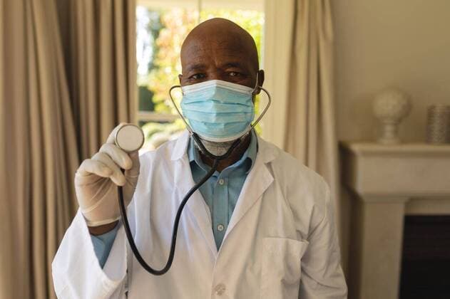 IMAGO Creative: Lokalhelden - Gesundheits- und Rettungskräfte Portrait of senior african american male doctor in face mask holding stethoscope Portrait of senior african american male doctor in face mask holding stethoscope. retirement and senior lifestyle during covid 19 pandemic concept., model released, , property released, Cape Town, South Africa, 30.03.2021, 1466800.jpg, people,portrait,senior,african american,male doctor,face mask,holding,stethoscope,retirement,lifestyle,covid,pandemic,concept,corona virus,epidemic,virus,quarantine,corona,infection,young,person,disease,outbreak,flu,adult,happy,prevention,ncov,mask,face,attractive,doctor,african,american,male Mature Adult,Man,Male,Black