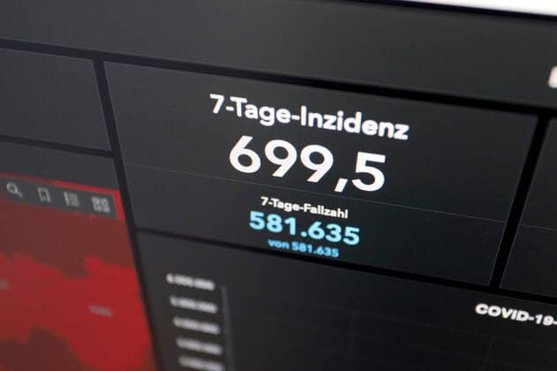 Dashboard des RKI, die 7-Tage-Inzidenz liegt nun bei 699,5 7-Tage-Inzidenz, Dashboard des RKI auf einem Monitor am 08.07.2022 in Siegen Deutschland.