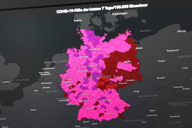 Dashboard des RKI, die 7-Tage-Inzidenz liegt nun bei 699,5 7-Tage-Inzidenz, Dashboard des RKI auf einem Monitor am 08.07.2022 in Siegen Deutschland.