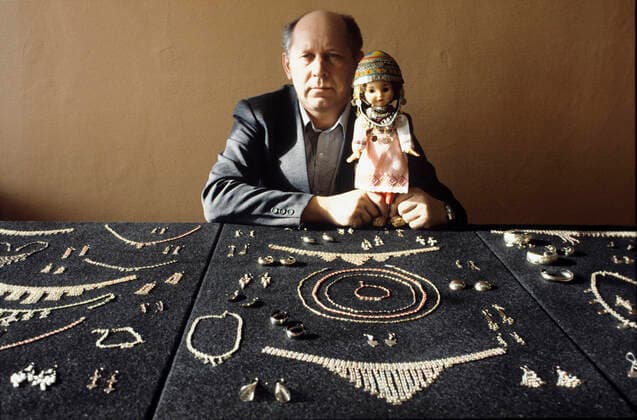 Artist-jeweler Vladislav Sukharev 8229453 01.06.1989 Artist-jeweler Vladislav Sukharev with his masterpieces. Fred Grinberg Novocheboksarsk Republic of Chuvash Russia  Copyright: xFredxGrinbergx