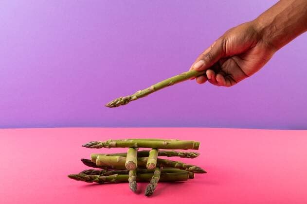 IMAGO Creative: Food, Spargel Cropped hand stacking asparagus on two tone background with copy space Cropped hand stacking asparagus on two tone background with copy space. unaltered, food, healthy eating and organic concept., model released, , property released, Cape Town, South Africa, , 3133219.jpg, people,cropped,hand,stacking,asparagus,tone,background,copy space,unaltered,food,healthy eating,organic,concept,fresh,white,design,healthy,closeup,isolated,illustration,abstract,natural,diet,ingredient,fruit,vegetarian,nutrition,green,delicious,business,color,symbol,graphic,copy,space,eating Mid Adult,Man,Male,Mixed-Race