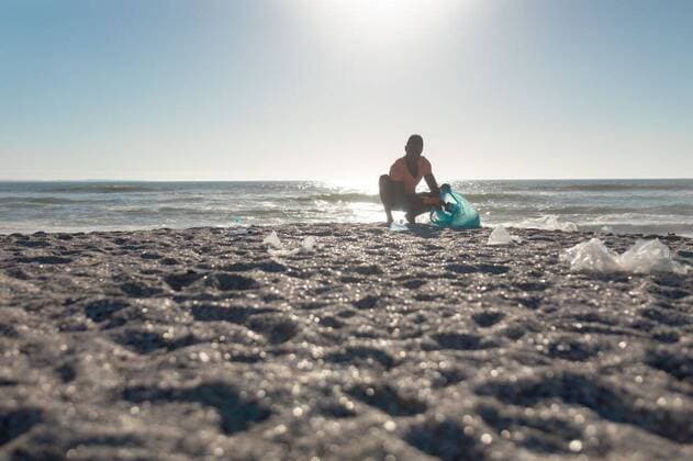 IMAGO Creative: 2022 Favoriten IMAGO Creative: UN Welt-Habitat-Tag am 3. Oktober Surface level view of african american man crouching while collecting waste in bag at beach Surface level view of african american man crouching while collecting waste in bag at beach. unaltered, togetherness, responsibility and environmental issues concept., model released, , property released, Cape Town, South Africa, , 3137147.jpg, people,surface level,view,african american,man,crouching,collecting,waste,bag,beach,unaltered,togetherness,responsibility,environmental,issue,concept,garbage,sea,trash,ocean,rubbish,recycle,coast,recycling,landscape,travel,vacation,sky,sand,pollution,ecology,water,tourism,summer,blue,nature,surface,level,african,american Young Adult,Man,Male,Black