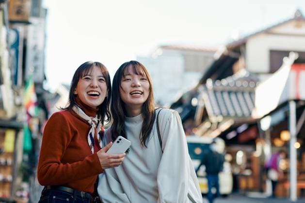 IMAGO Creative: Welttourismustag am 27. September Young Japanese women enjoying a trip together AFLO185123755  , 185123755.jpg, ,model released, Symbolfoto
