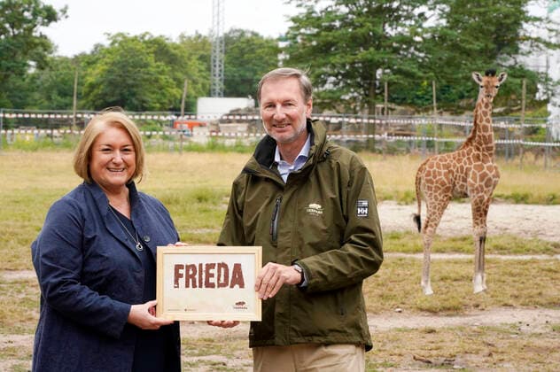 Bilder des Jahres 2022, Entertainment 07 Juli Entertainment Themen der Woche KW27 Entertainment Bilder des Tages Sabine Pentrop und Tierparkdirektor Andreas Knieriem bei der Taufe des jüngsten Giraffennachwuchses auf den Namen Frieda. Die kleine Giraffe kam am 21. Juni 2022 im Tierpark Berlin zur Welt. Berlin, 08.07.2022 *** Sabine Pentrop and zoo director Andreas Knieriem at the christening of the youngest giraffe offspring with the name Frieda The little giraffe was born on 21 June 2022 in the Tierpark Berlin Berlin, 08 07 2022 Foto:xT.xBartillax xFuturexImage