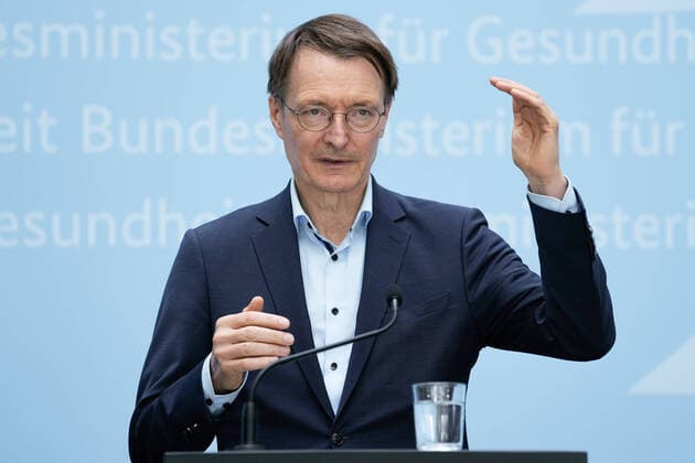 News Themen der Woche KW27 News Bilder des Tages Uebergabe des 1. Stellungnahme der Krankenhauskommission Aktuell,18.02.2022,Berlin,Bundesminister für Gesundheit Prof. Dr. Karl Lauterbach im Portrait bei der Pressekonferenz zur Uebergabe des 1. Stellungnahme der Krankenhauskommission fuer die Empfehlungen der Reform der stationaeren Verguetung fuer Paediatrie, Kinderchirurgie und Geburtshilfe im Bundesgesundheitsministerium in Berlin Berlin Berlin Deutschland *** Uebergabe des 1 Stellungnahme der Krankenhauskommission Aktuell,18 02 2022,Berlin,Federal Minister of Health Prof Dr Karl Lauterbach in portrait at the press conference for the Uebergabe des 1 Stellungnahme der Krankenhauskommission fuer die Empfehlungen der Reform der stationaeren Verguetung für Paediatrie, Kinderchirurgie und