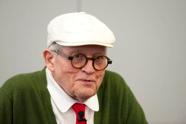 ARCHIVFOTO: David Hockney wird am 8. Juli 2022 85 Jahre alt, David HOCKNEY, GBR, Maler, Autor, Kuenstler, erlaeutert einige seiner Werke, Eroeffnungspressekonferenz der Frankfurter Buchmesse am 18.10.2016 Frankfurter Buchmesse 2016 vom 19.10 - 23.10.2016 in Frankfurt am Main Deutschland. a *** ARCHIVE PHOTO David Hockney will be 85 years old on July 8, 2022 David HOCKNEY, GBR, painter, author, artist, explains some of his works, opening press conference of the Frankfurt Book Fair on 18 10 2016 Frankfurt Book Fair 2016 from 19 10 23 10 2016 in Frankfurt am Main Germany a